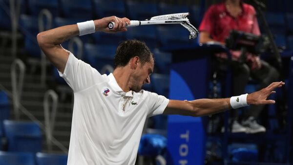 Российский теннисист Даниил Медведев ломает ракетку после матча на летних Олимпийских играх в Токио - 俄羅斯衛星通訊社