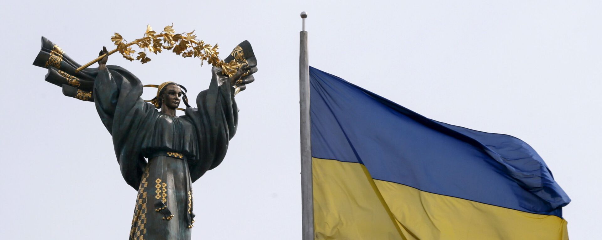 Флаг Украины на фоне Монумента Независимости на площади Независимости в Киеве - 俄罗斯卫星通讯社, 1920, 05.10.2021