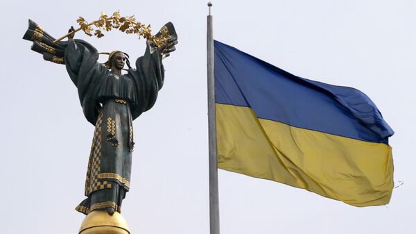 Флаг Украины на фоне Монумента Независимости на площади Независимости в Киеве - 俄罗斯卫星通讯社
