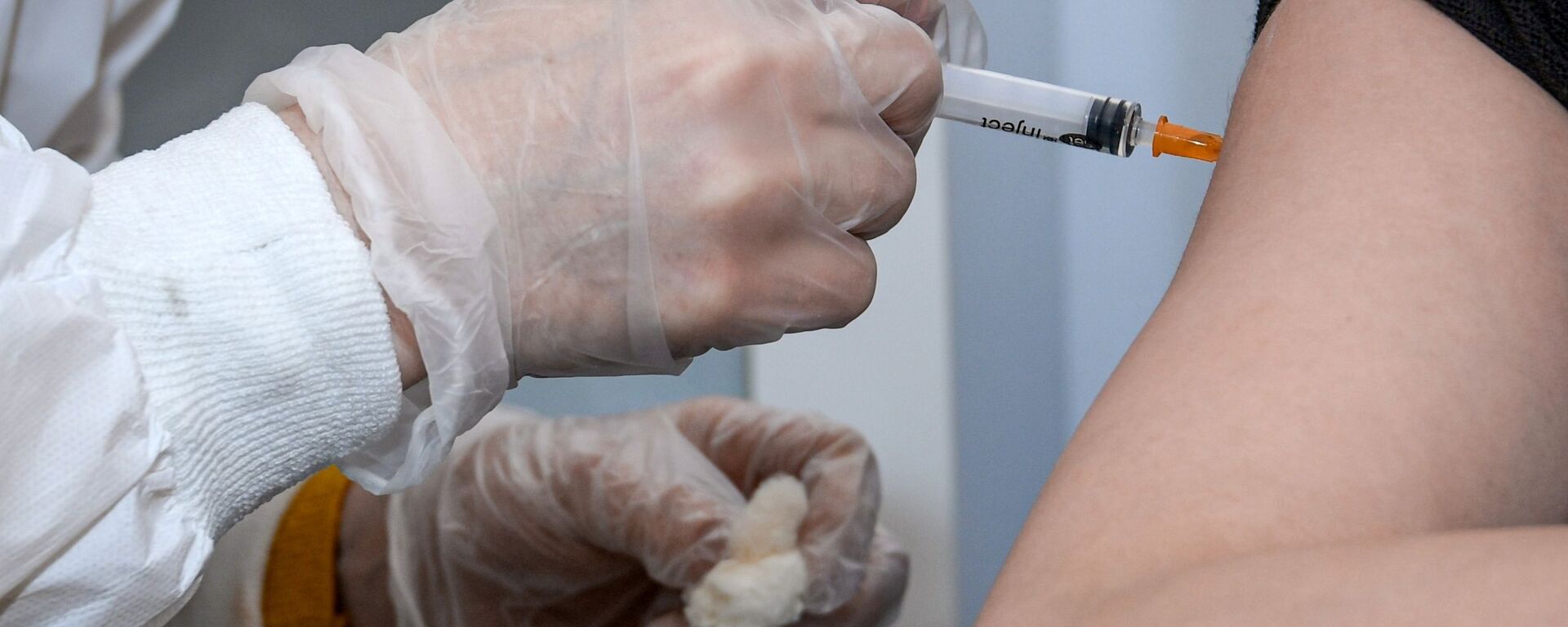 Медицинский сотрудник вводит женщине вакцину от COVID-19  - 俄罗斯卫星通讯社, 1920, 01.11.2021