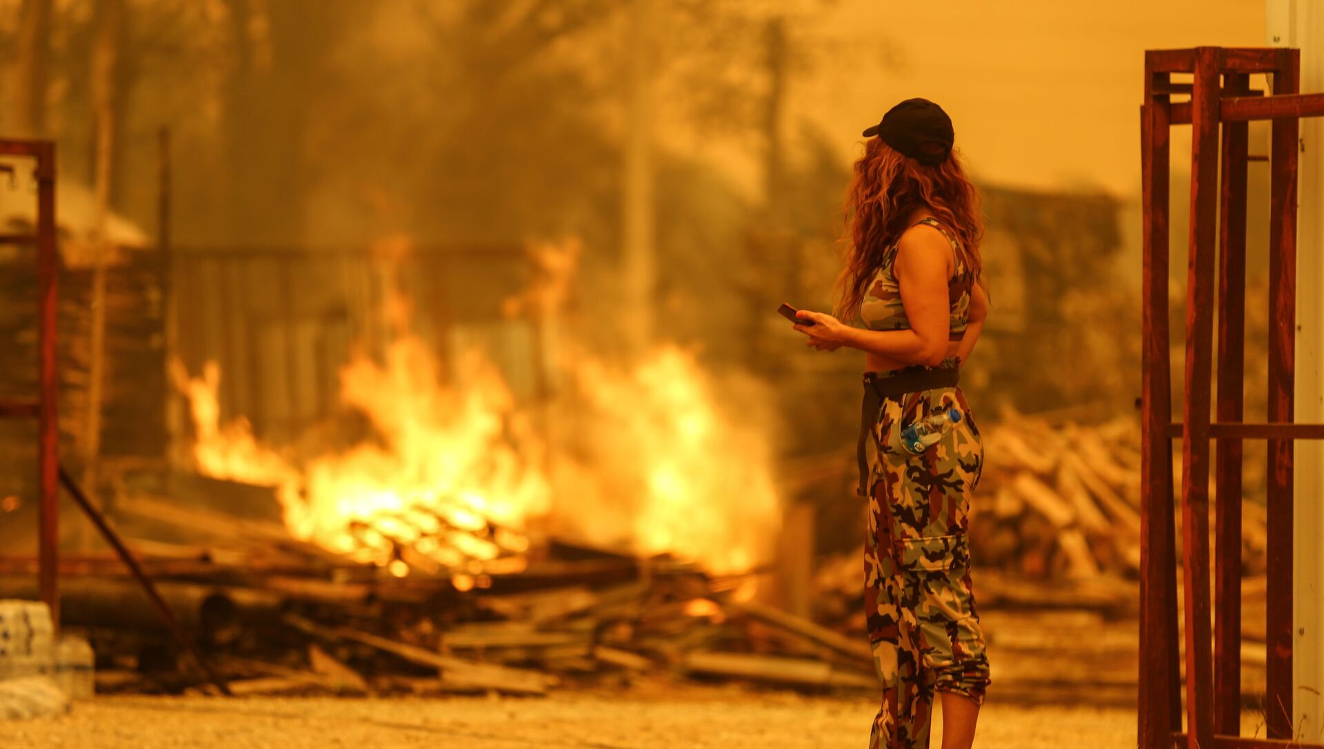 Девушка смотрит на огонь от пожара в Манагавте, Турция - 俄羅斯衛星通訊社, 1920, 06.08.2021