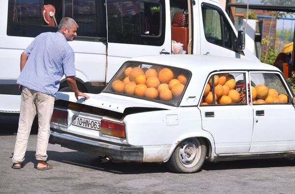 阿塞拜疆桑吉蘭地區一輛裝滿香瓜的汽車 - 俄羅斯衛星通訊社
