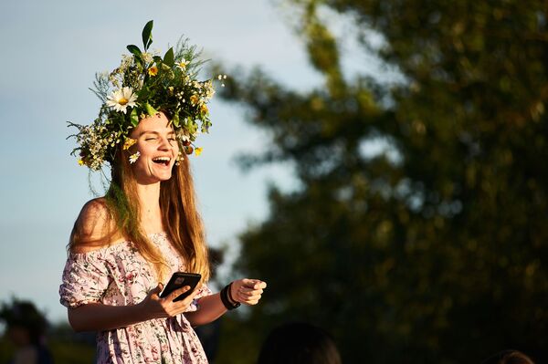 來自巴什科爾托斯坦波羅的海村的女孩慶祝伊萬·庫帕拉節 - 俄羅斯衛星通訊社