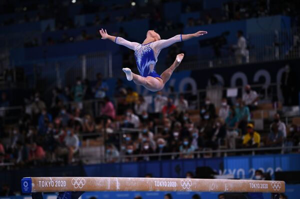 俄罗斯奥运队安吉丽娜·梅尔尼科娃在东京奥运会体操女子团体比赛中完成平衡木项目 - 俄罗斯卫星通讯社