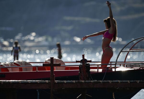 克里米亚苏达克海滩晒日光浴的女孩 - 俄罗斯卫星通讯社