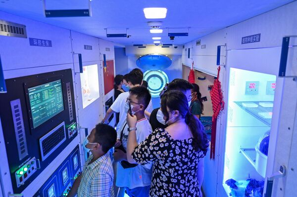 上海天文館的參觀者參觀中國宇宙飛船 - 俄羅斯衛星通訊社