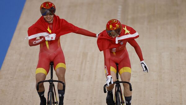 China's Zhong Tianshi (L) and China's Bao Shanju celebrate with a flag  - 俄罗斯卫星通讯社
