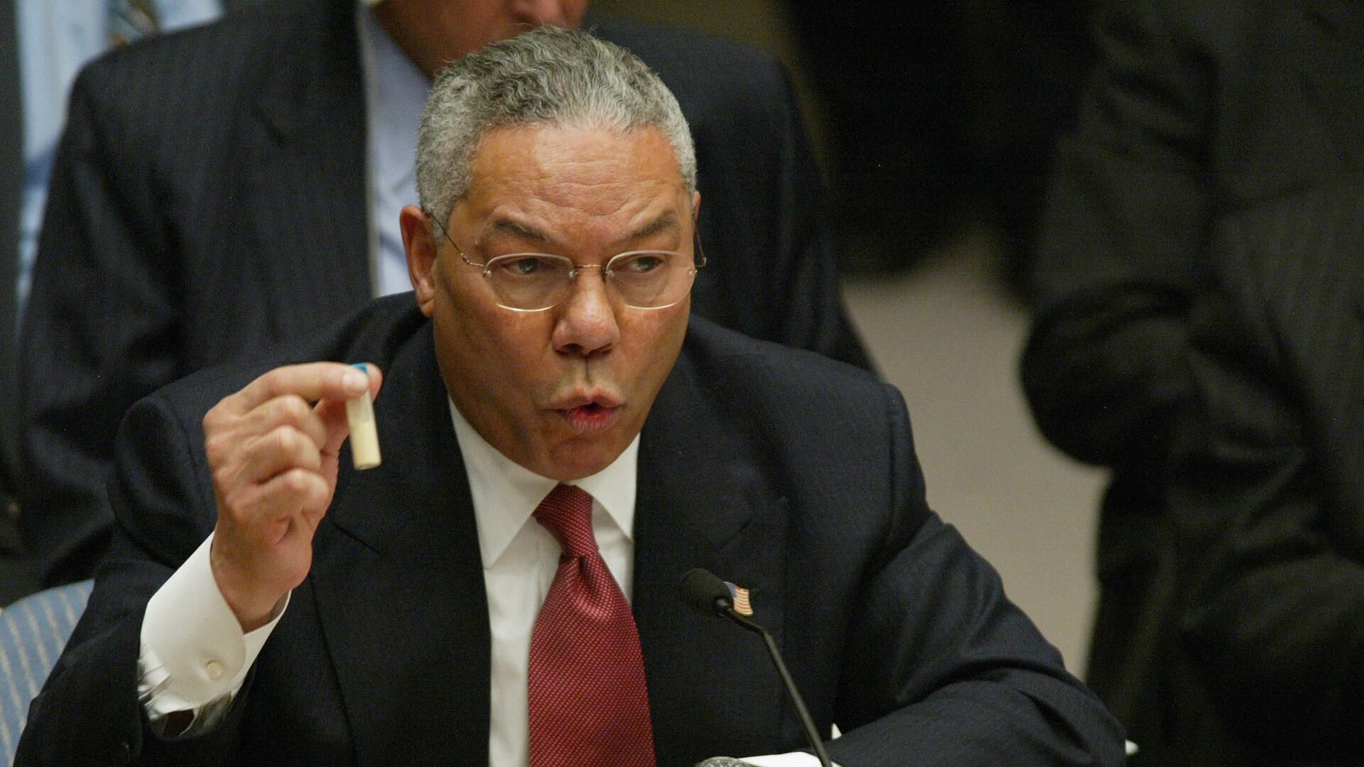 2003年2月5日,时任美国国务卿科林·鲍威尔在联合国安理会会议上声称,美国获取了伊拉克总统萨达姆掌握生物武器制造技术的证据, 还当场拿出了一个装有白色粉末的试管。 - 俄罗斯卫星通讯社, 1920, 05.02.2023