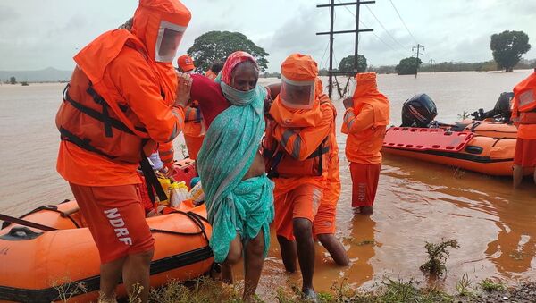 Спасатели эвакуируют людей из затопленной зоны бедствия - 俄罗斯卫星通讯社