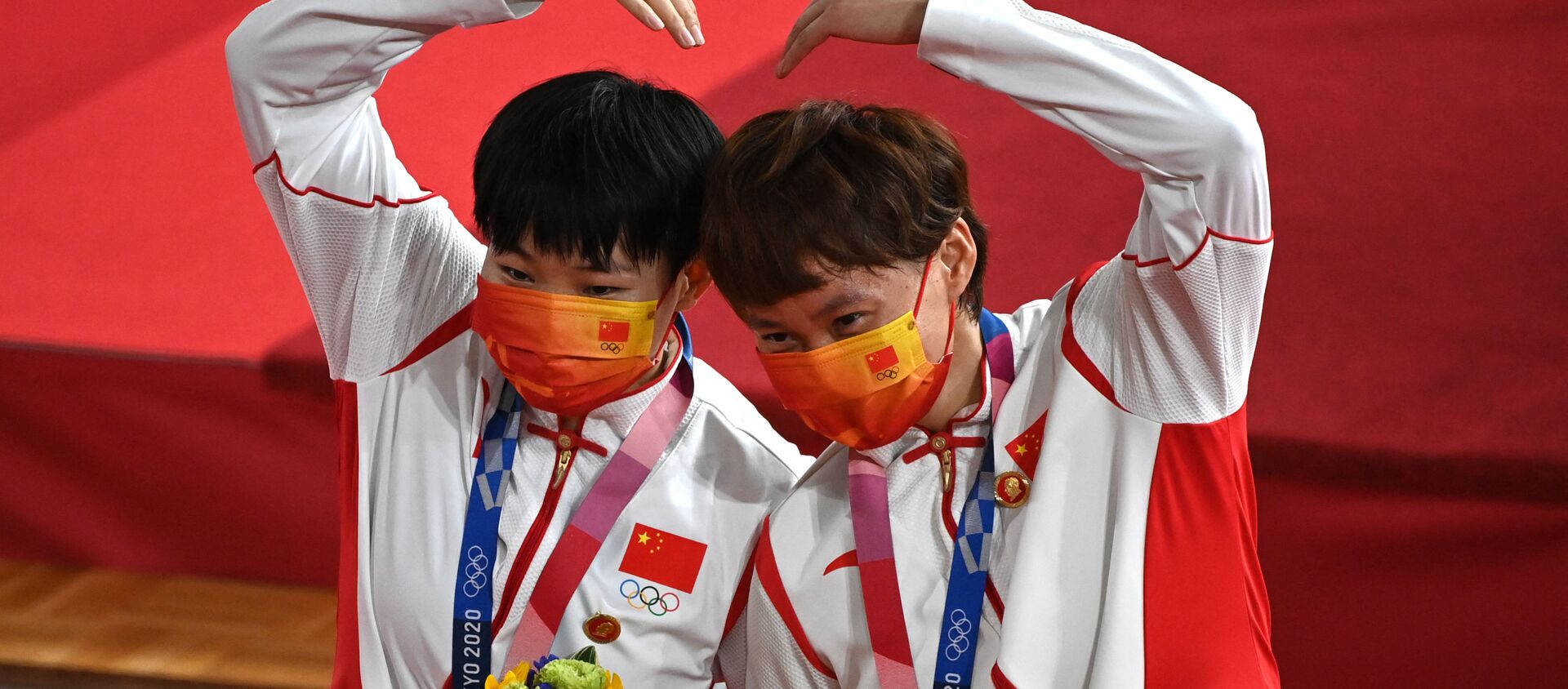 Gold medallists China's Bao Shanju (L) and China's Zhong Tianshi pose with their medals - 俄羅斯衛星通訊社, 1920, 04.08.2021