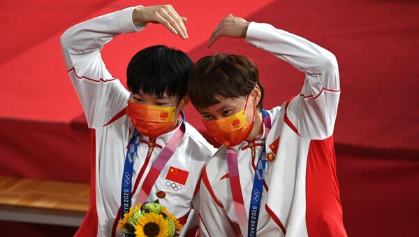 Gold medallists China's Bao Shanju (L) and China's Zhong Tianshi pose with their medals - 俄羅斯衛星通訊社