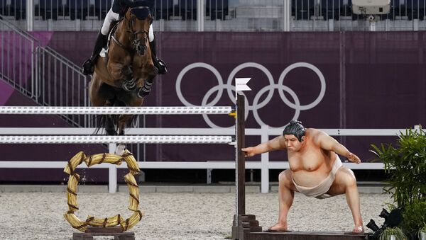 奥运马术运动员称相扑手雕像吓到马匹 - 俄罗斯卫星通讯社