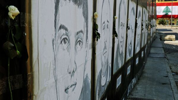 White roses are seen on portraits of victims of last year's Beirut port blast - 俄罗斯卫星通讯社