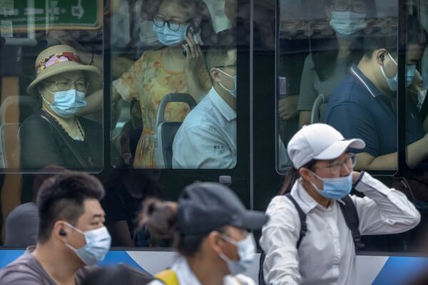 北京市民佩戴口罩乘坐公交車輛。 - 俄羅斯衛星通訊社