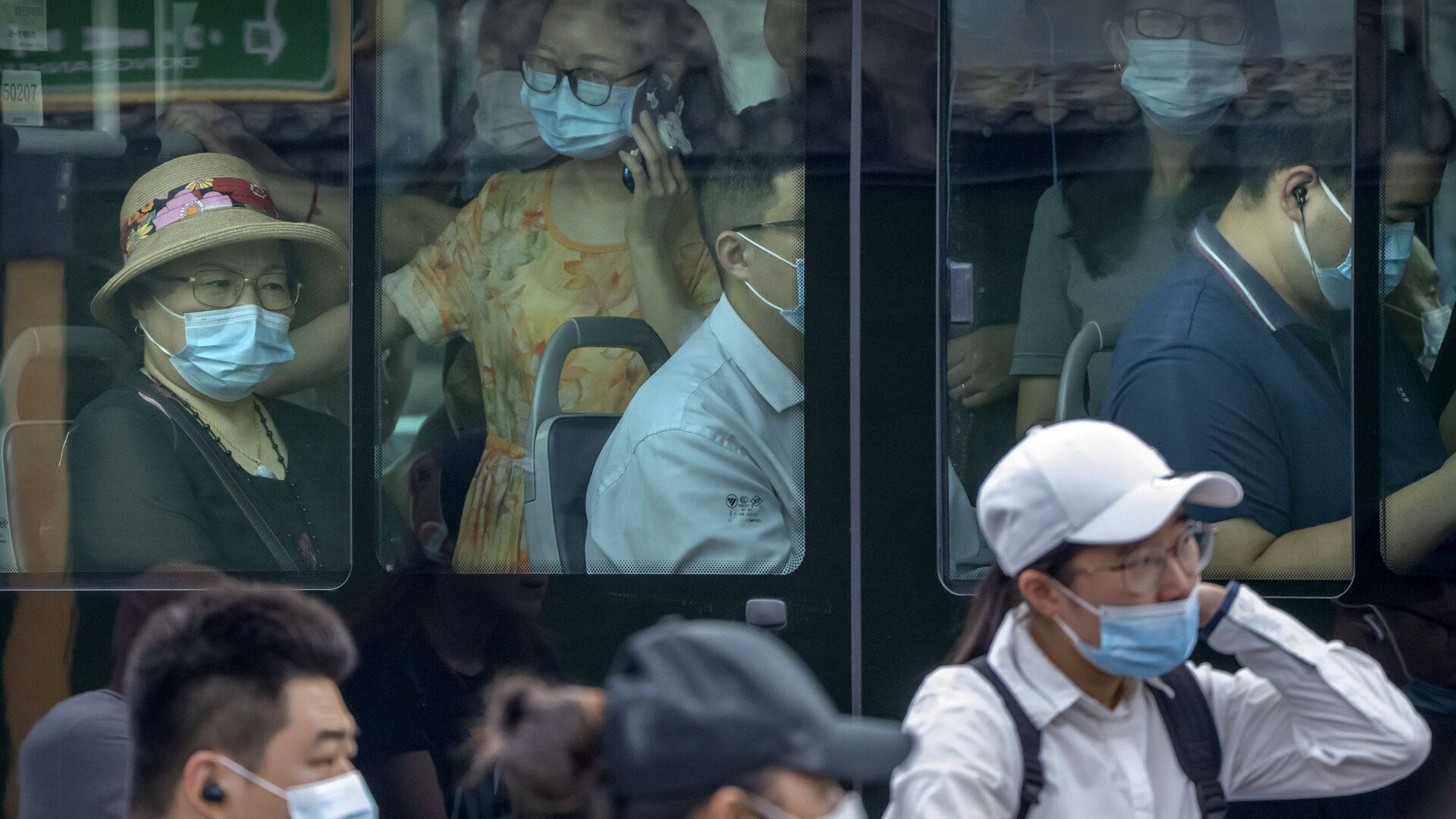 Люди в масках в автобусе в Пекине  - 俄罗斯卫星通讯社, 1920, 21.10.2021