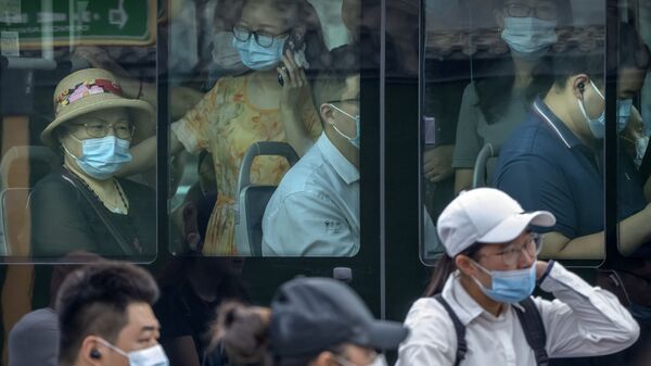 Люди в масках в автобусе в Пекине  - 俄羅斯衛星通訊社