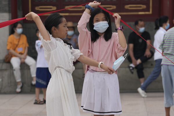 北京市的小朋友們佩戴口罩出行。 - 俄羅斯衛星通訊社