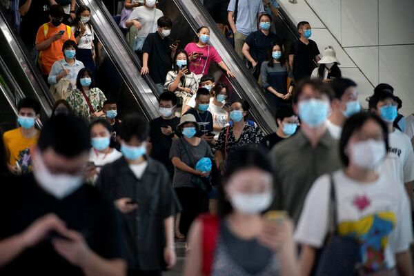 上海市民佩戴口罩乘坐地铁。 - 俄罗斯卫星通讯社