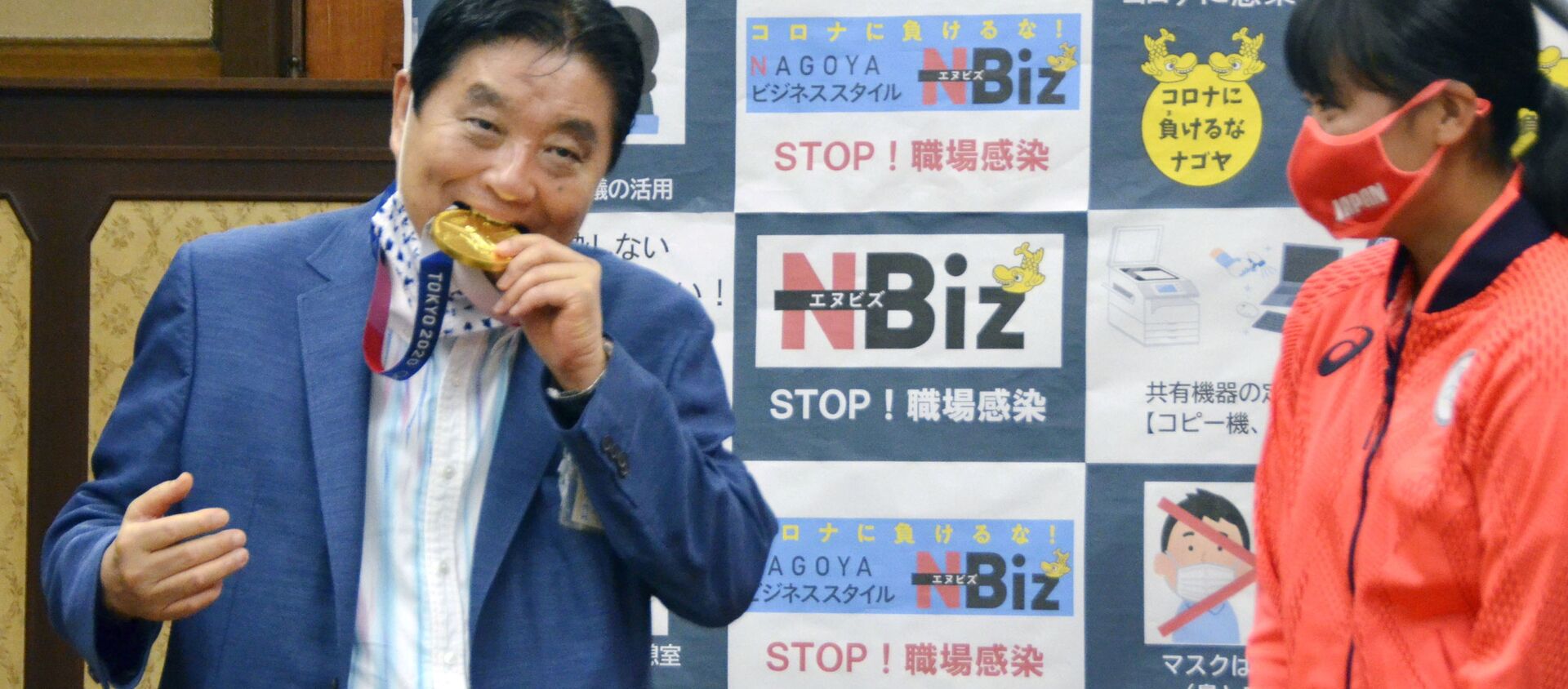 Nagoya city Mayor Takashi Kawamura bites the Tokyo 2020 Olympic Games gold medal  - 俄羅斯衛星通訊社, 1920, 05.08.2021