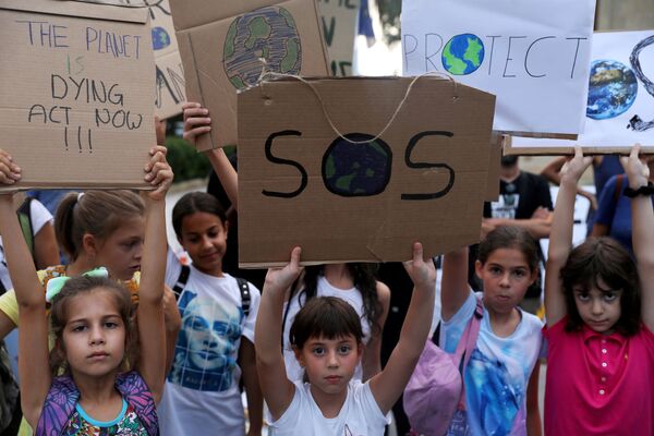 手举环保标语的塞浦路斯儿童。 - 俄罗斯卫星通讯社