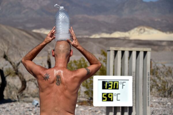 加利福尼亞男子頭頂裝滿冰塊的鐵桶抵御死亡谷地區的高溫。 - 俄羅斯衛星通訊社