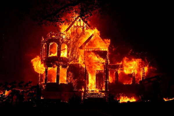 在加利福尼亚林火中燃烧的居民房 - 俄罗斯卫星通讯社