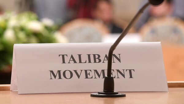 Табличка на столе представителей движения Талибан   - 俄罗斯卫星通讯社