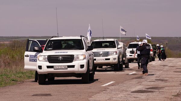 Автомобили ОБСЕ, въезжающие на территорию ЛНР  - 俄羅斯衛星通訊社