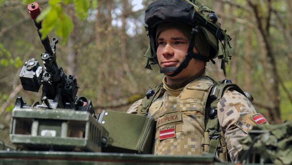 Латвийский солдат на военных учениях. Архивное фото - 俄羅斯衛星通訊社