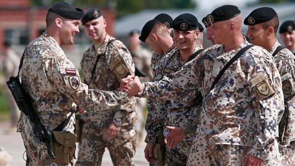 Латвийские солдаты приветствуют друг друга - 俄羅斯衛星通訊社