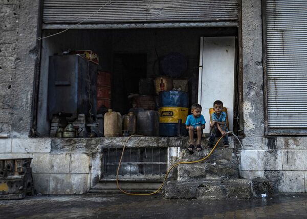 敘利亞拉卡，孩子們在破損的房屋附近。 - 俄羅斯衛星通訊社