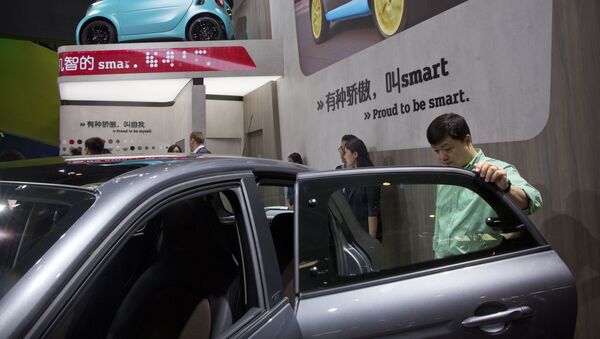 Visitors look at a display by automaker Smart  - 俄羅斯衛星通訊社