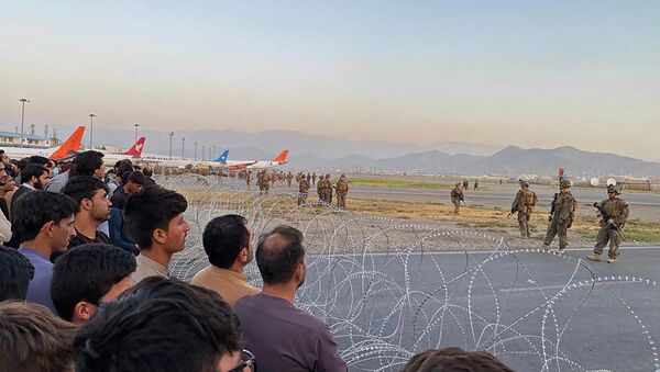 Толпы людей в аэропорту Кабула  - 俄羅斯衛星通訊社