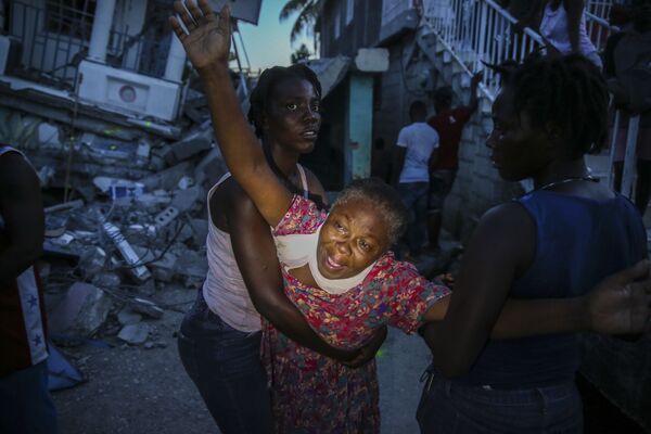 在地震中遇難的女孩的親屬們。 - 俄羅斯衛星通訊社