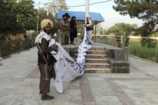 塔利班武裝分子在加茲尼市升旗。 - 俄羅斯衛星通訊社