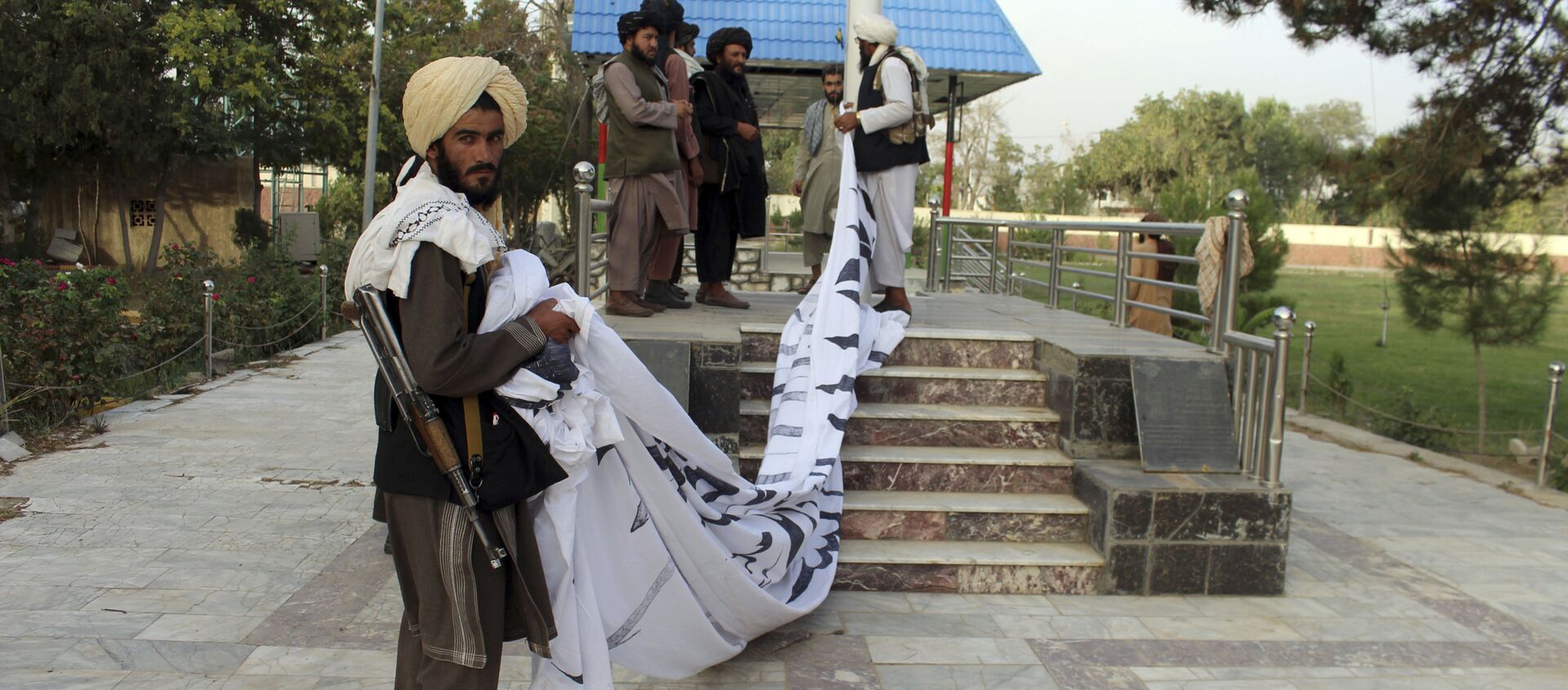 Боевики Талибан* поднимают свой флаг в городе Газни  - 俄羅斯衛星通訊社, 1920, 16.08.2021