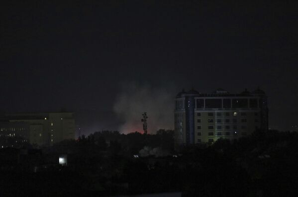 美國駐喀布爾大使館附近的濃煙和火焰。 - 俄羅斯衛星通訊社