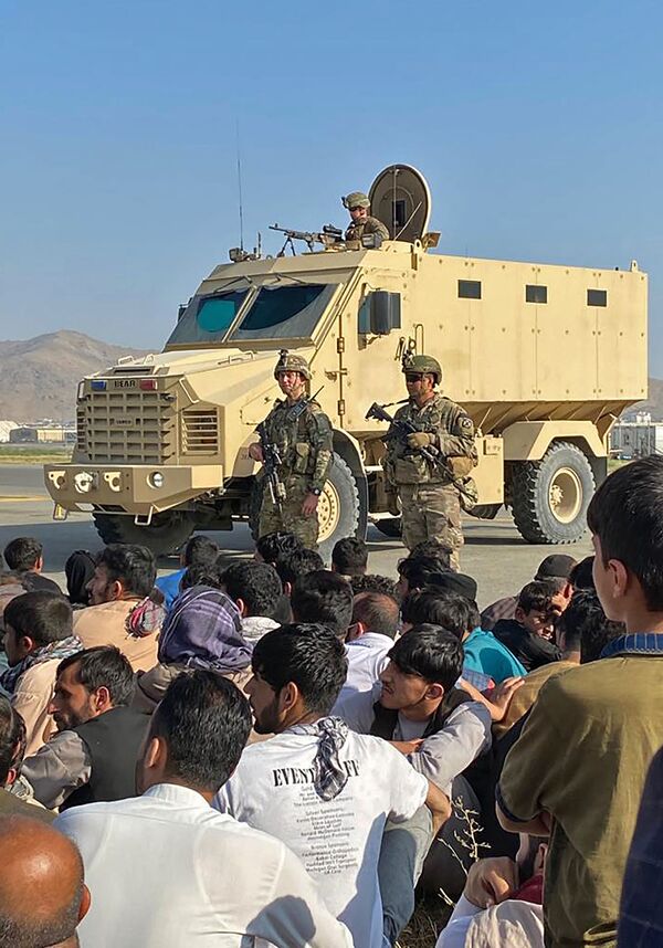 喀布爾機場，美國士兵面前的阿富汗居民。 - 俄羅斯衛星通訊社