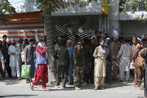 喀布爾一家銀行外排隊的阿富汗人。 - 俄羅斯衛星通訊社