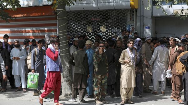 Афганцы в очереди в банк в Кабуле  - 俄羅斯衛星通訊社