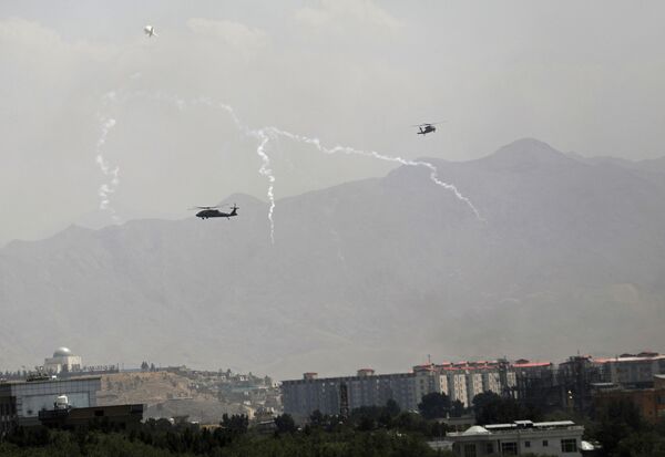 美国“黑鹰”军用直升机在喀布尔上空飞行。 - 俄罗斯卫星通讯社