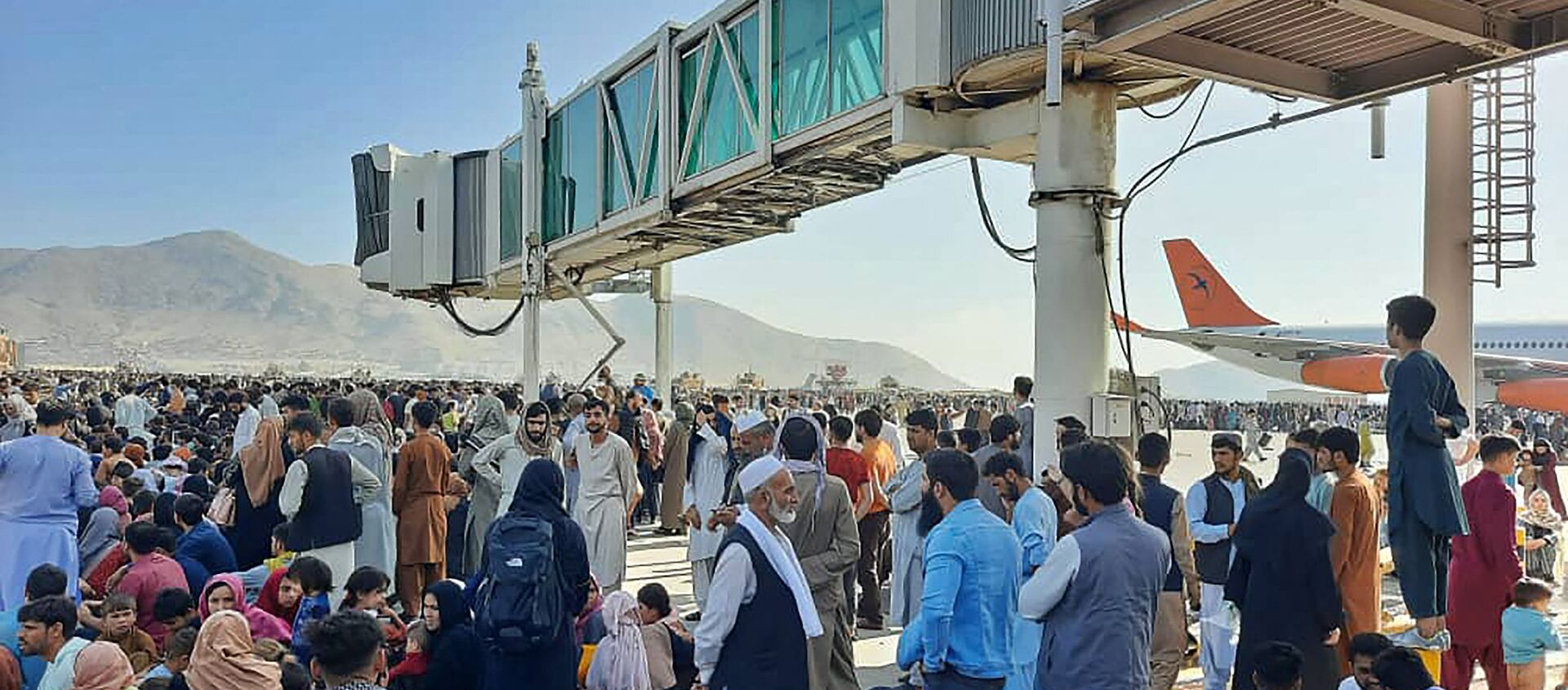 Толпы людей в аэропорту Кабула - 俄羅斯衛星通訊社, 1920, 26.08.2021