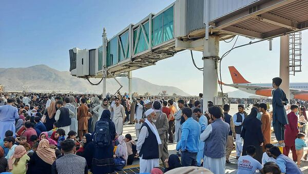 Толпы людей в аэропорту Кабула - 俄羅斯衛星通訊社