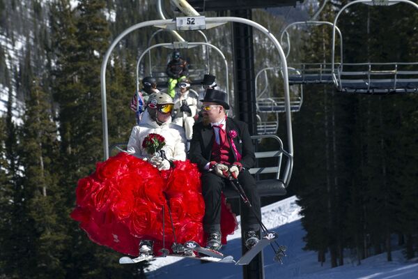 高空婚禮！ - 俄羅斯衛星通訊社