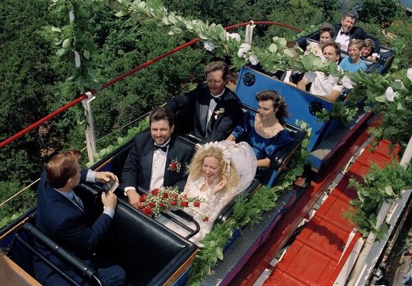 高空婚禮！ - 俄羅斯衛星通訊社