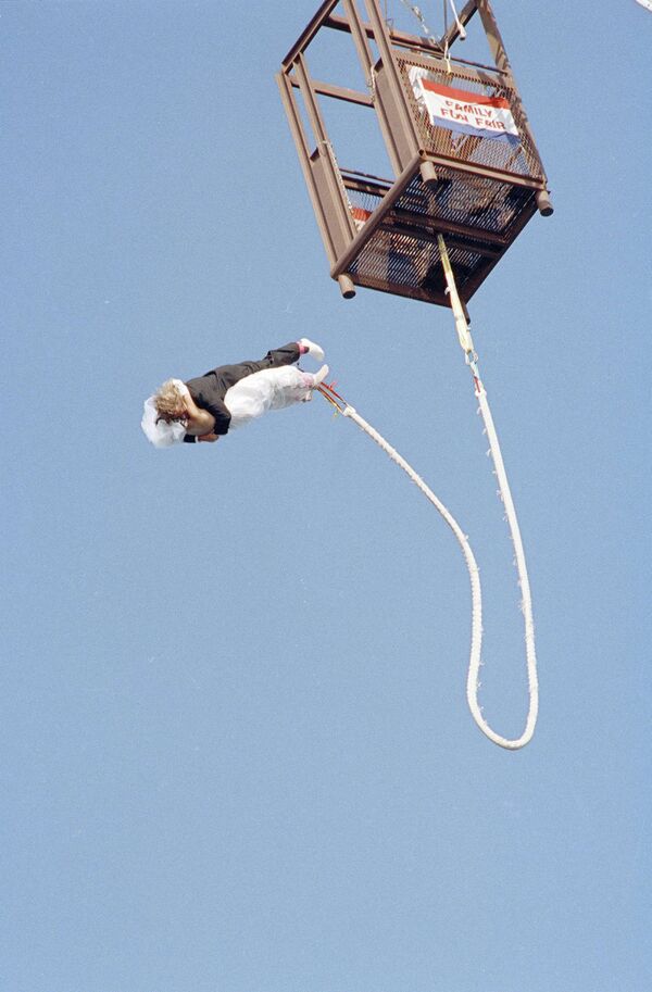 高空婚禮！ - 俄羅斯衛星通訊社