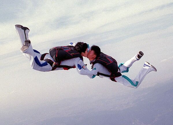 高空婚禮！ - 俄羅斯衛星通訊社