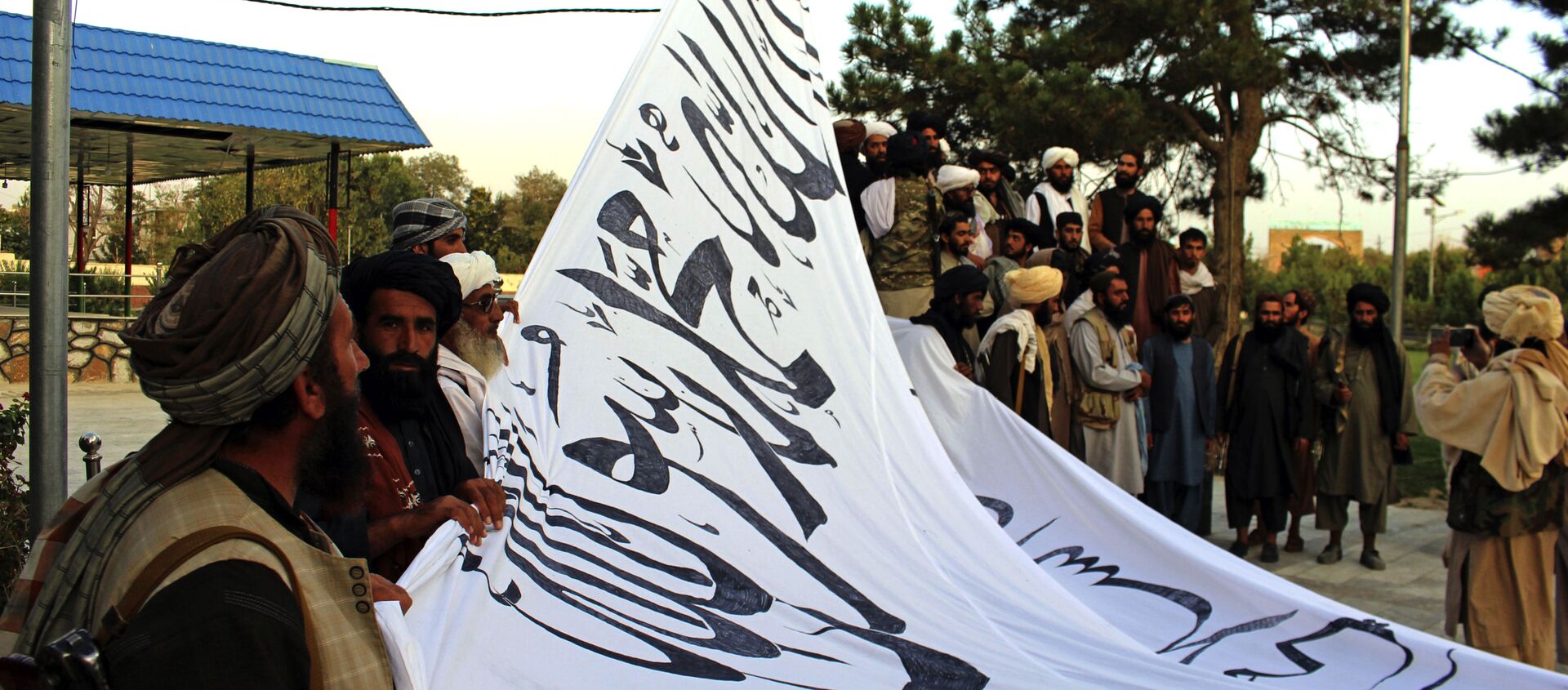 Талибы поднимают флаг в Газни - 俄罗斯卫星通讯社, 1920, 06.09.2021