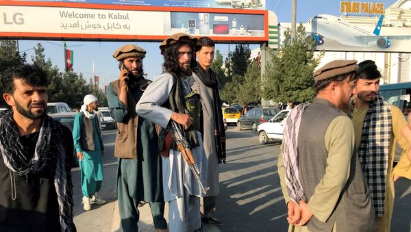 Талибы возле аэропорта в Кабуле - 俄羅斯衛星通訊社