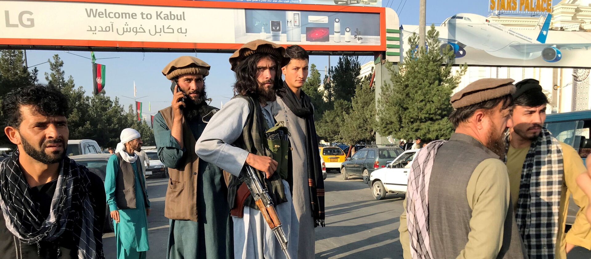 Талибы возле аэропорта в Кабуле - 俄羅斯衛星通訊社, 1920, 17.08.2021